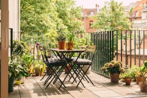 cara menata taman di balkon rumah