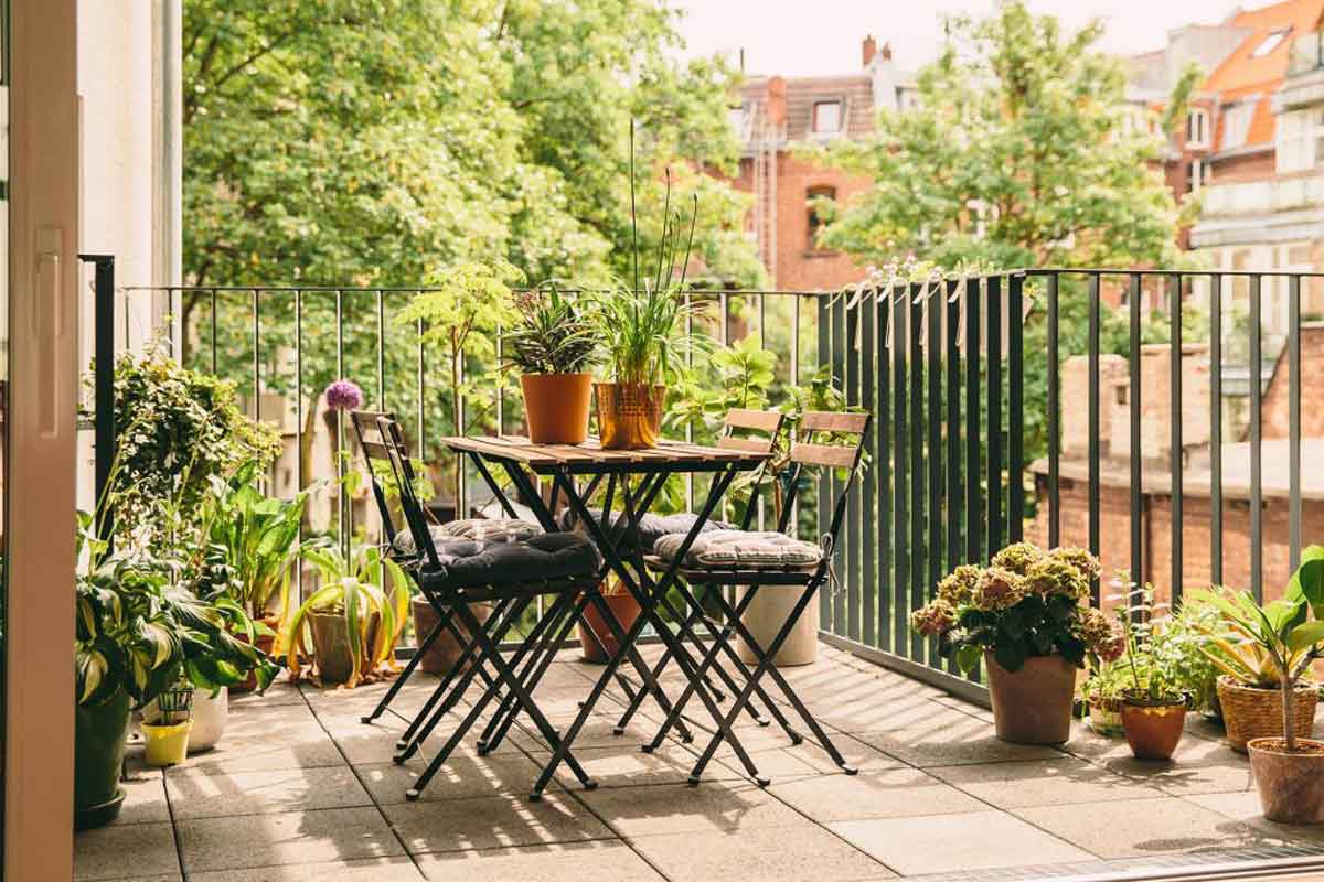 cara menata taman di balkon rumah